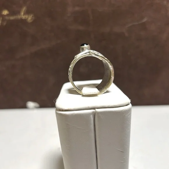 Elegant Silver and Onyx Leaf Ring - Picture 6 of 10